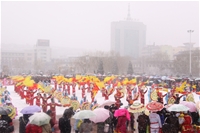2010年东方秧歌队在世纪广场演出